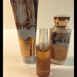 NWT Bath & Body Works set- Snowflakes & Cashmere